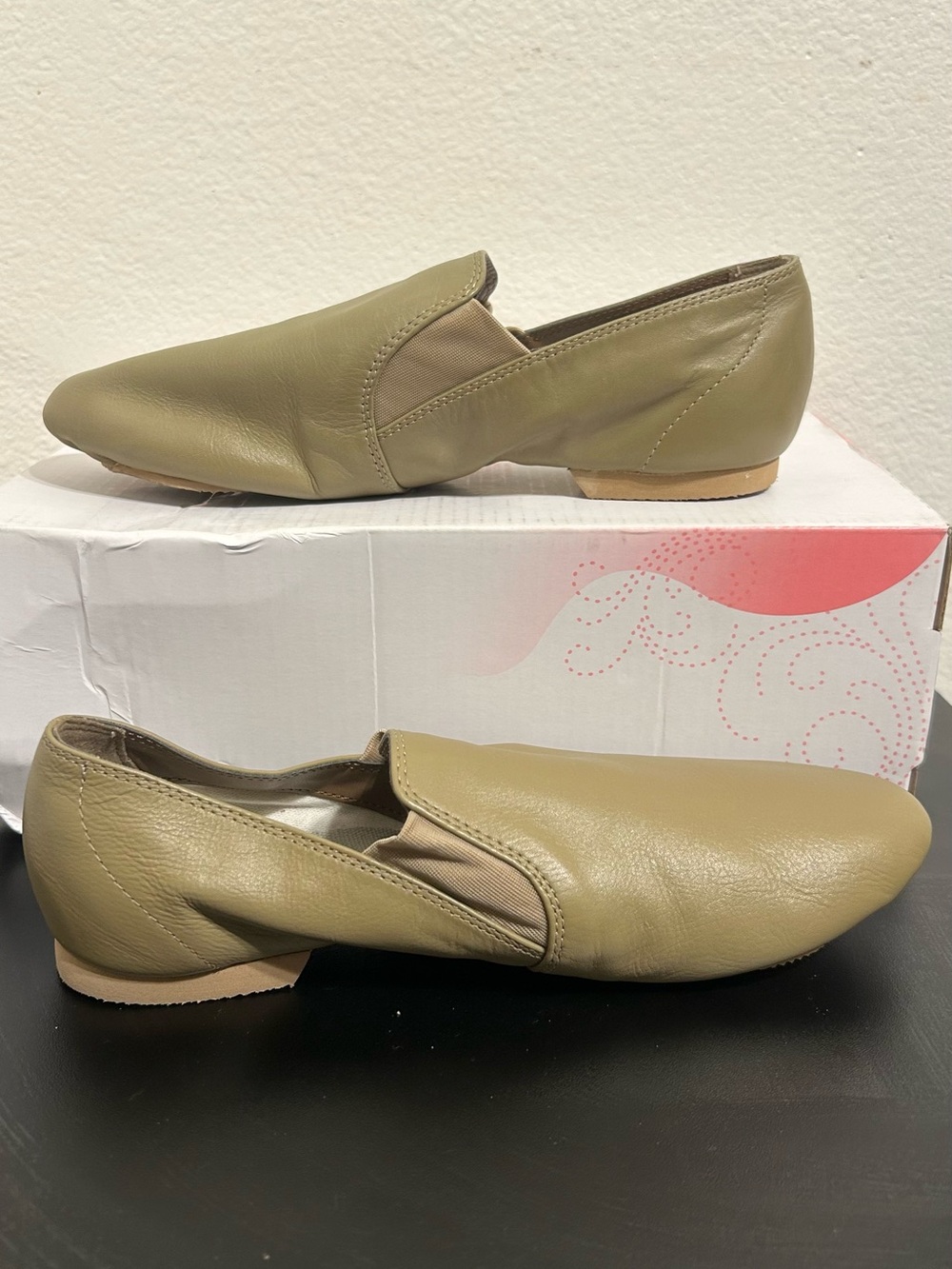 BCG Women’s Jazz Dance Shoes Khaki Leather Slip On Split Sole Size 7B - Picture 6 of 9